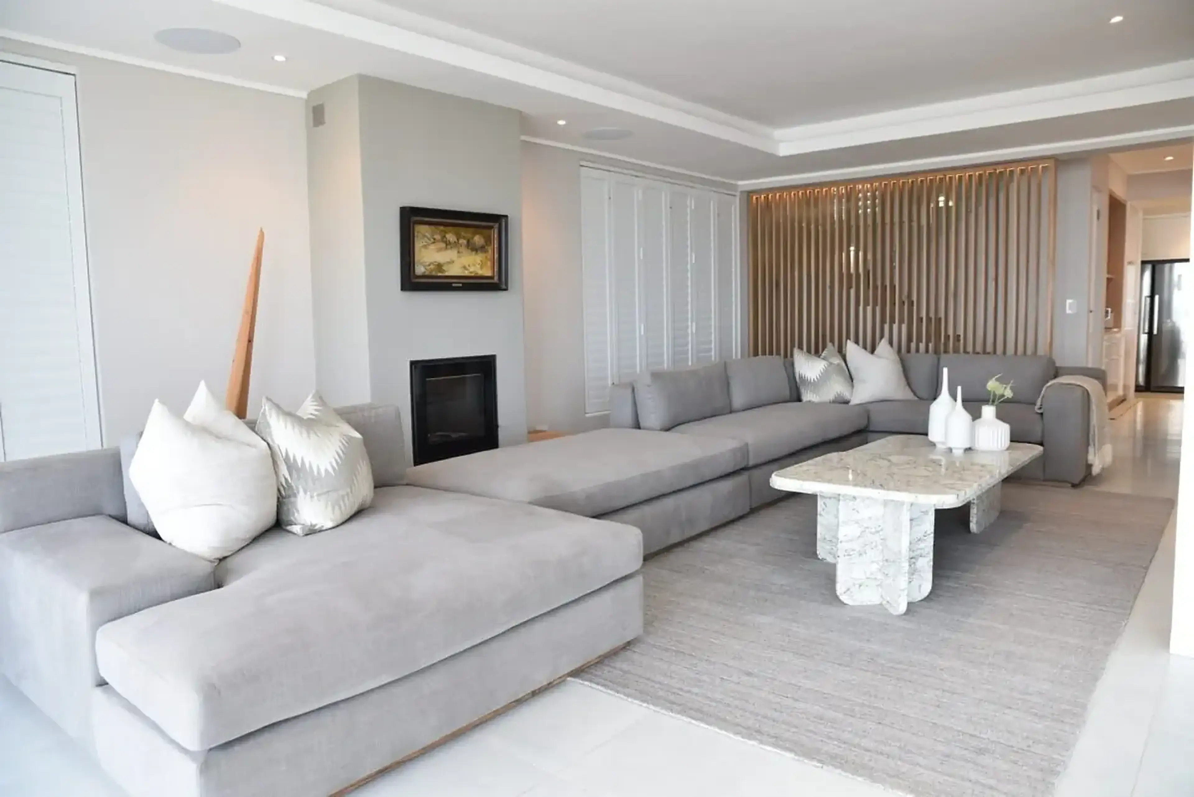 A bright, layered living room by Décor Identity