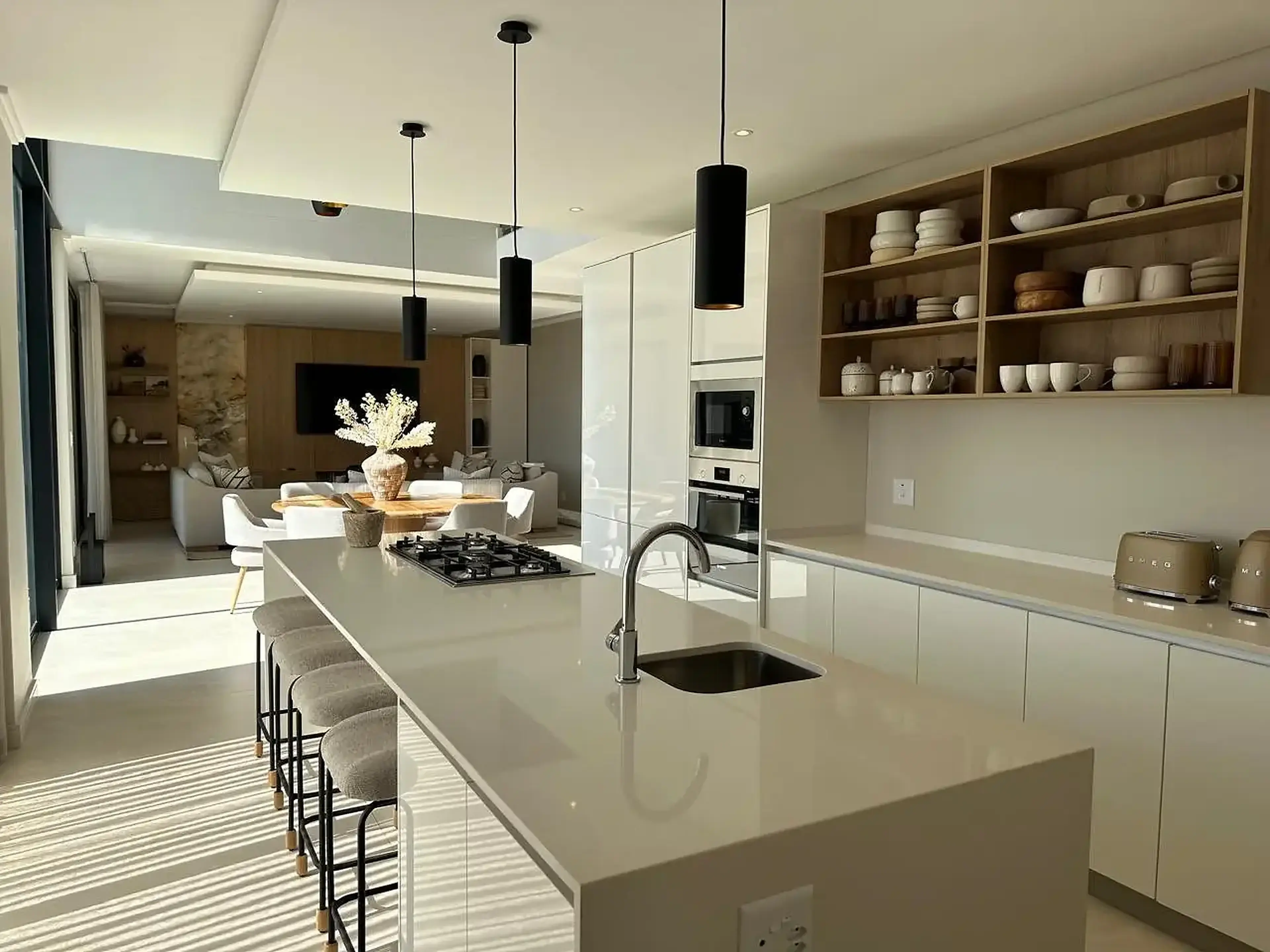 Refined contemporary kitchen by Decoridentity